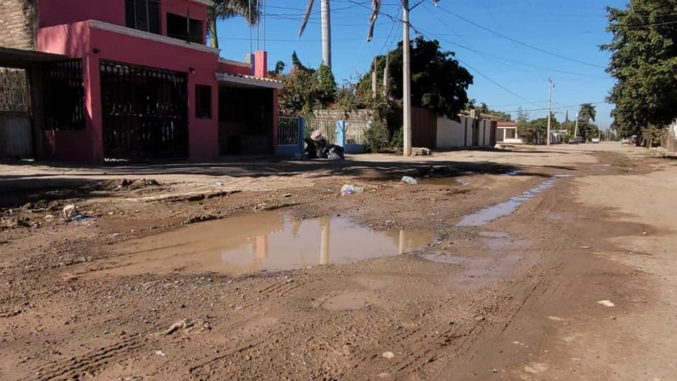 Calles de Juan José Ríos afectadas por inundaciones y fugas de drenaje