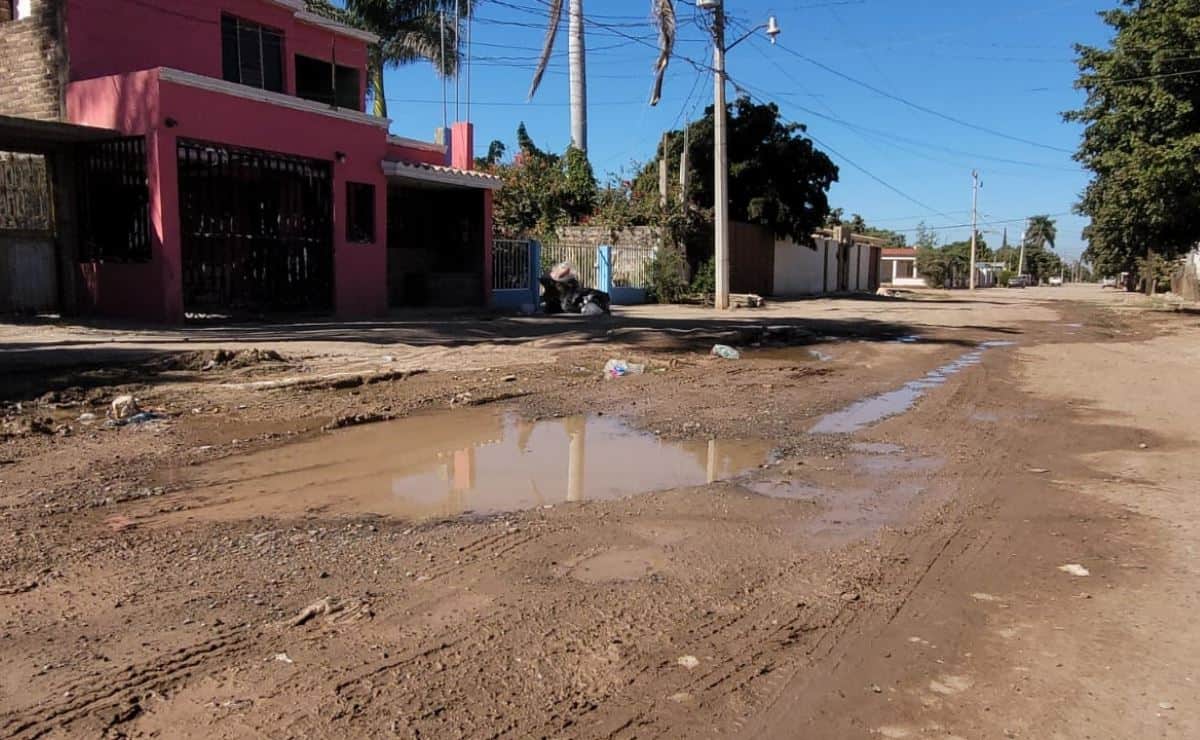 Calles de Juan José Ríos afectadas por inundaciones y fugas de drenaje