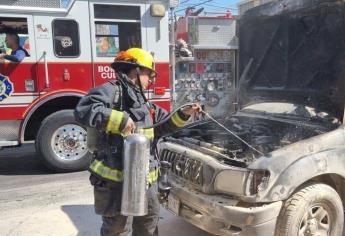 Una joven conductora quedó sorprendida cuando la unidad se le incendio