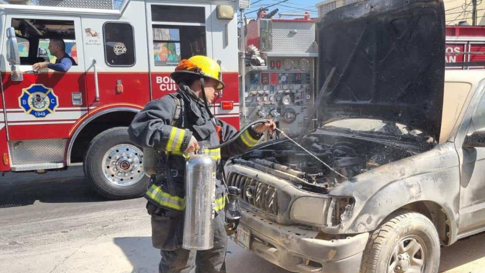 Una joven conductora quedó sorprendida cuando la unidad se le incendio