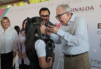 Rocha Moya entrega lentes gratuitos a estudiantes de Sinaloa