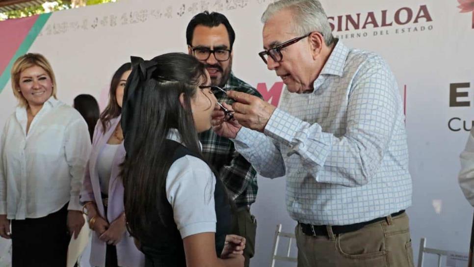 Rocha Moya entrega lentes gratuitos a estudiantes de Sinaloa