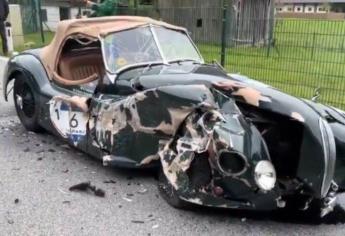 Mujer destruye un Jaguar XK120 1948 valuado en 750 mil pesos, por ir distraída en su celular | VIDEO