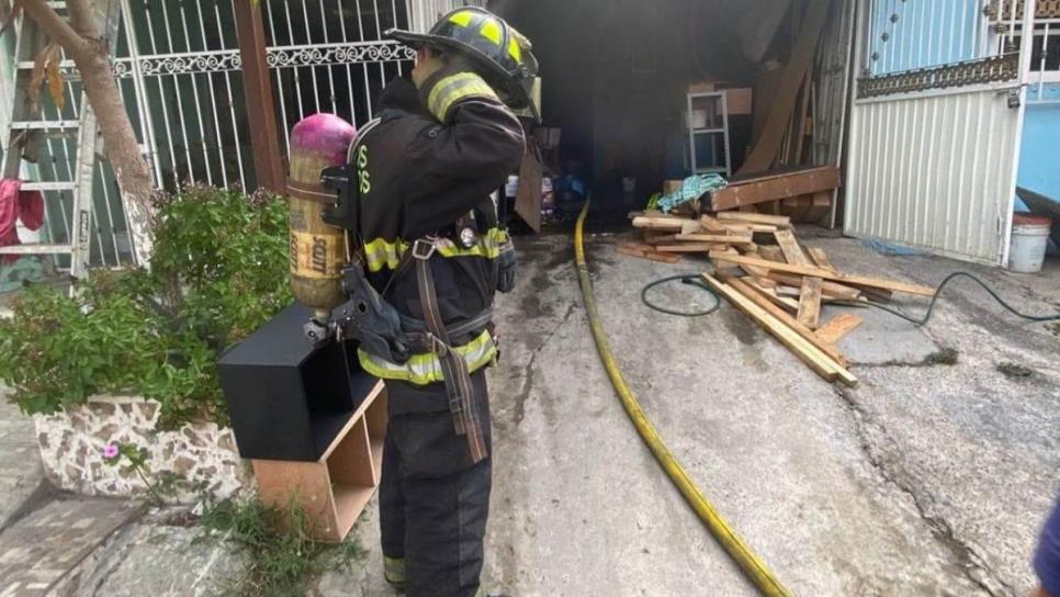 Rescatan a una mujer y siete perritos de un incendio en la colonia Salvador Allende en Mazatlán