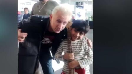 Mike Dirnt de Green Day, regala a un niño su bajo en aeropuerto de Monterrey  | VIDEO