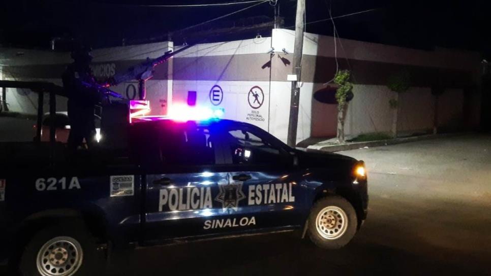 En camionetas de CFE, gatilleros cometen atraco en privada de Culiacán