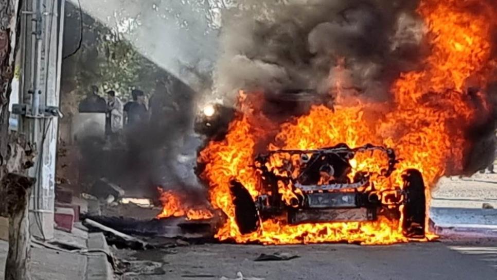 Se incendia una camioneta en la colonia Nakayama en Culiacán 