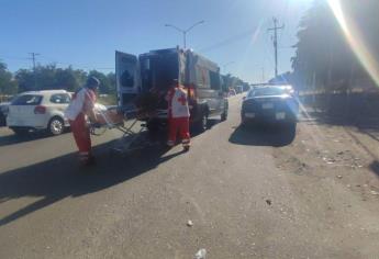 Conductor de vagoneta se pasa un alto y provoca accidente en Los Mochis, un motociclista termina en el hospital