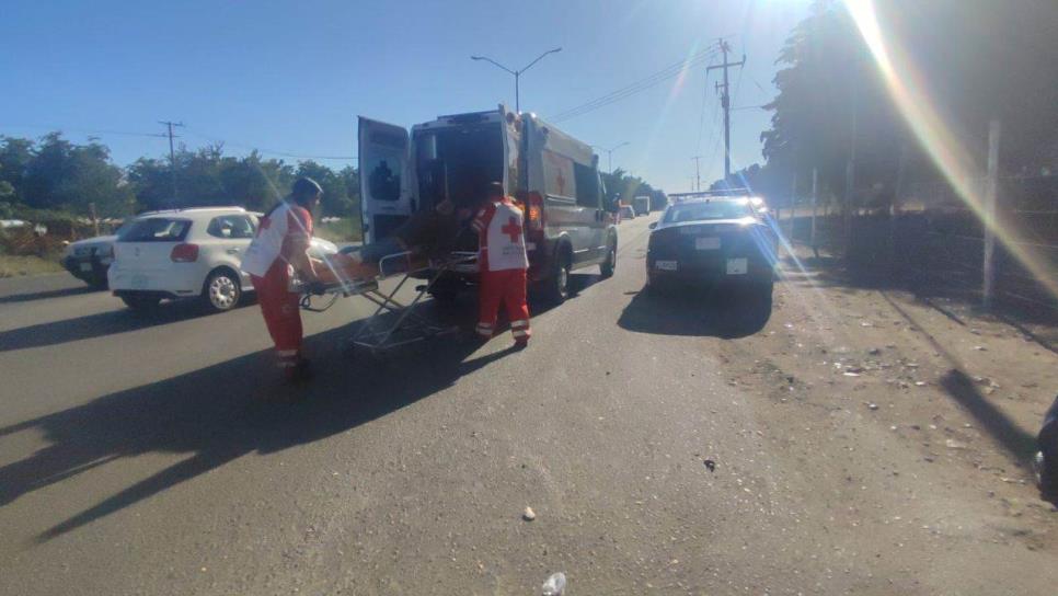 Conductor de vagoneta se pasa un alto y provoca accidente en Los Mochis, un motociclista termina en el hospital