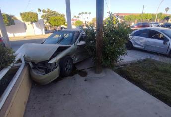 Conductor choca un vehículo y huye, y provoca un segundo accidente aparatoso en Los Mochis