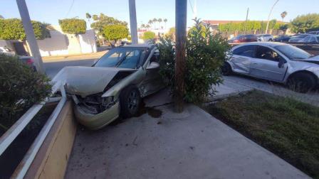 Conductor choca un vehículo y huye, y provoca un segundo accidente aparatoso en Los Mochis