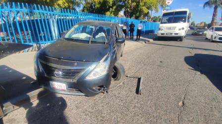 Joven choca contra una palmera y después contra la reja de una preparatoria en Los Mochis