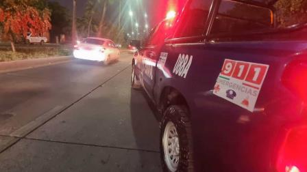 Sujetos armados atacan a balazos una camioneta en la colonia Chapultepec