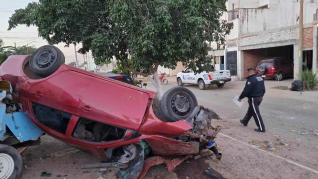 Tres jóvenes quedan lesionados en una volcadura en la zona sur de Culiacán 