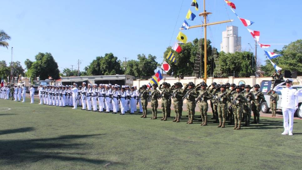 Honran a miembros destacados de la Armada de México en el aniversario de la Independencia Marítima