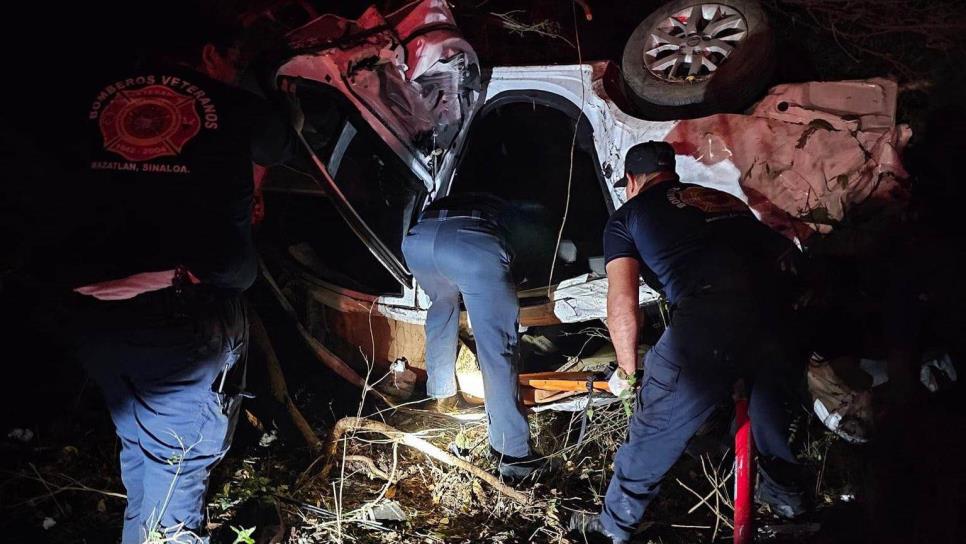 Dos mujeres lesionadas tras volcadura en Mazatlán; una quedó atrapada en el interior del vehículo Dos mujeres lesionadas tras volcadura en Mazatlán; una quedó atrapada en el interior del vehículo
