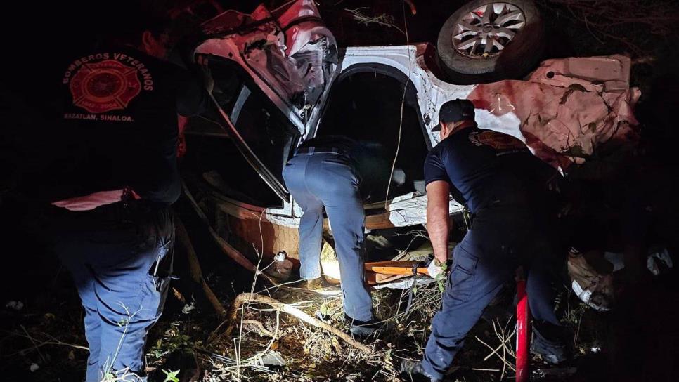 Dos mujeres lesionadas tras volcadura en Mazatlán; una quedó atrapada en el interior del vehículo