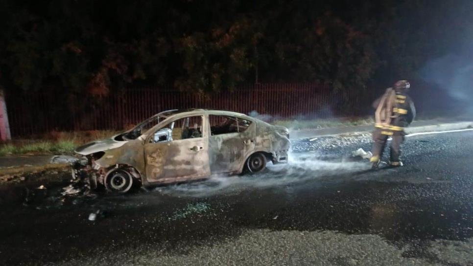 Incendio de vehículo provoca movilización de bomberos en la colonia Antonio Rosales en Culiacán