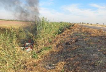 Vehículo termina calcinado tras chocar en Ruiz Cortines, Guasave