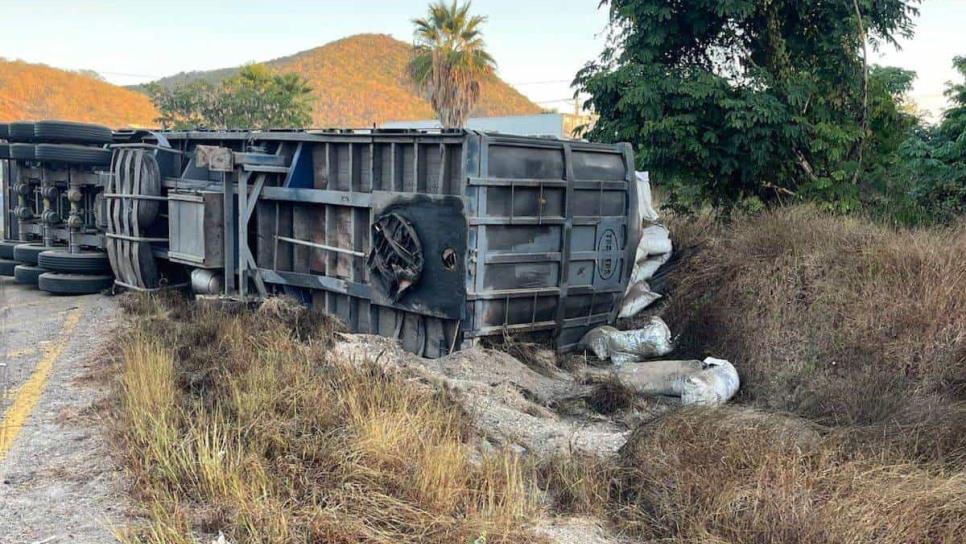 Vuelca tractocamión cargado de harina de pescado en la salida norte de Mazatlán