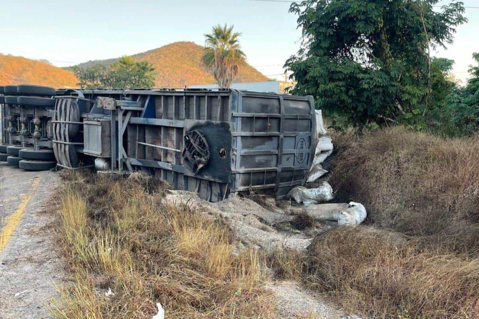 Vuelca tractocamión cargado de harina de pescado en la salida norte de Mazatlán