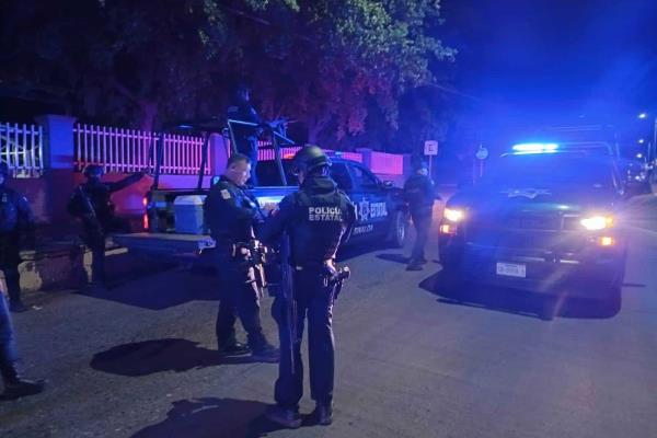 Sujetos entregan a paramédicos cadáver envuelto en plástico en Badiraguato