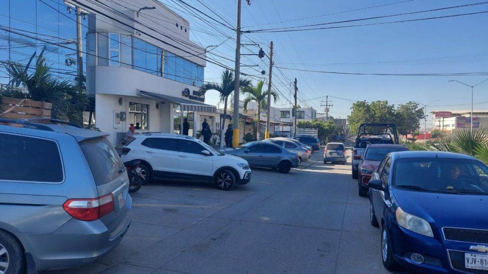 Lesionan a hombre en aparente asalto afuera de mercado de Mazatlán