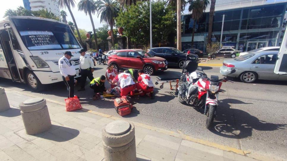 Camión urbano atropella a una mujer frente al teatro Los Mochis, la trasladaron a un hospital