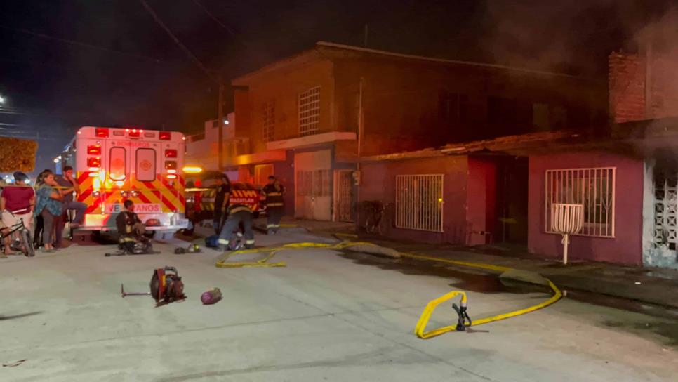 Fuerte incendio deja en la calle a familia de Mazatlán