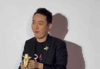 Fundador de Tron Justin Sun, compra plátano valuado en 6.2 millones, para luego comérselo | VIDEO