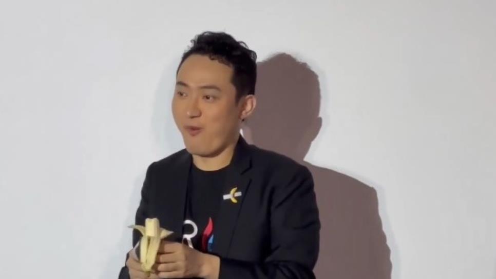 Empresario Justin Sun adquiere plátano valuado en 6.2 millones, para luego comérselo| VIDEO