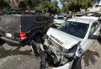 Joven ocasiona aparatosa carambola entre cinco vehículo en Los Mochis