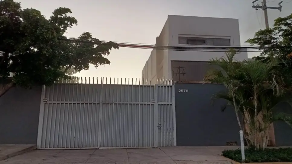 Grupo armado incendia edificio y dos vehículos en la colonia La Lima en Culiacán