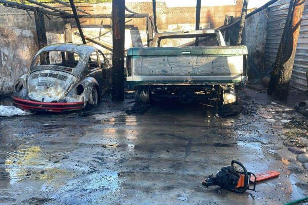 Incendian dos vehículos en una vivienda en la colonia Miguel de la Madrid en Culiacán