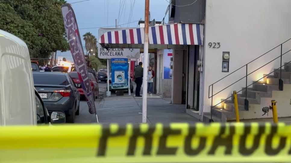 Asesinan a un hombre en barbería de Los Mochis; hay un herido más tras el ataque