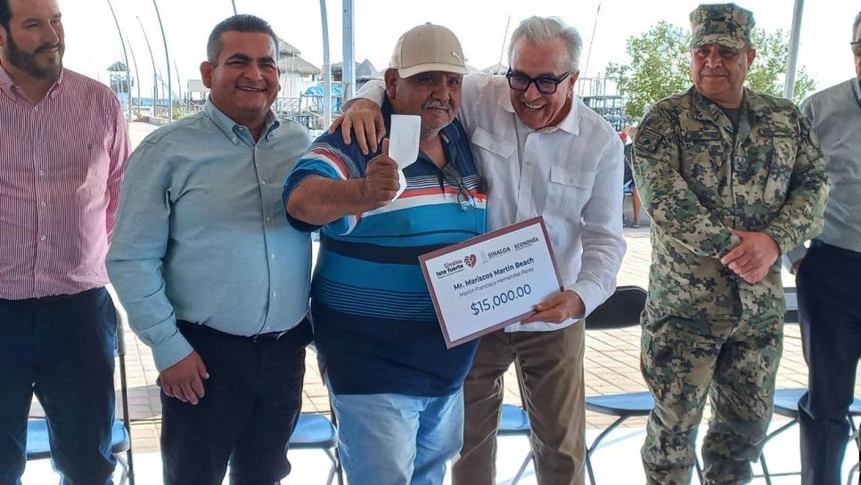 Rocha Moya entrega cheques en apoyo a restauranteros del Puerto de Altata