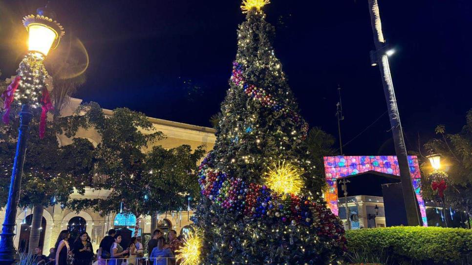 La Plazuela Machado se llena de espíritu navideño con el encendido del árbol y luces