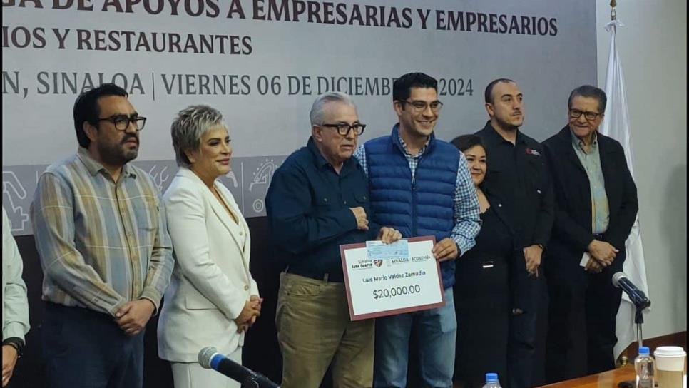 Rocha Moya entrega apoyos económicos a comerciantes y restauranteros de Culiacán