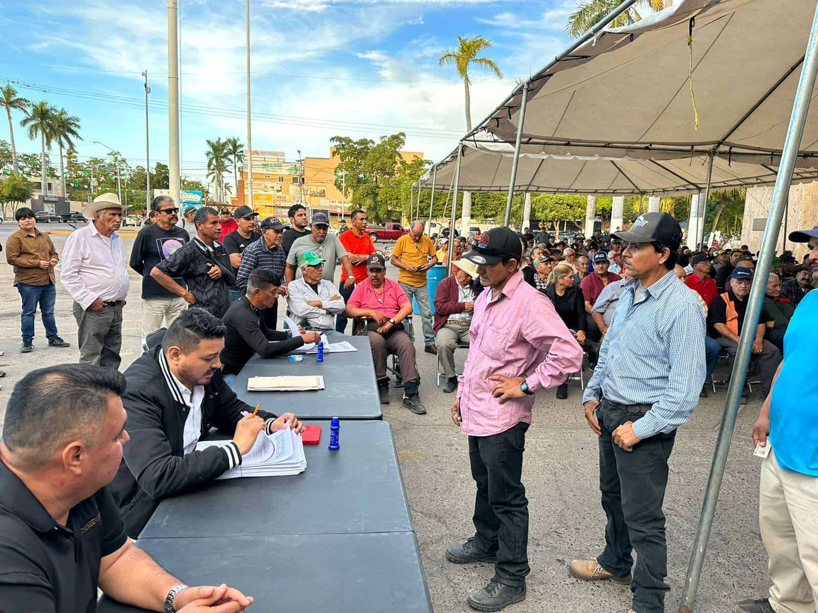 Los exobreros del ingenio Mochis recibiendo parte de su liquidación.