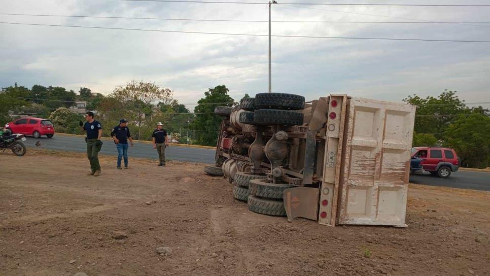 Un camión de volteo termina volcado por la avenida Álvaro Obregón en Culiacán