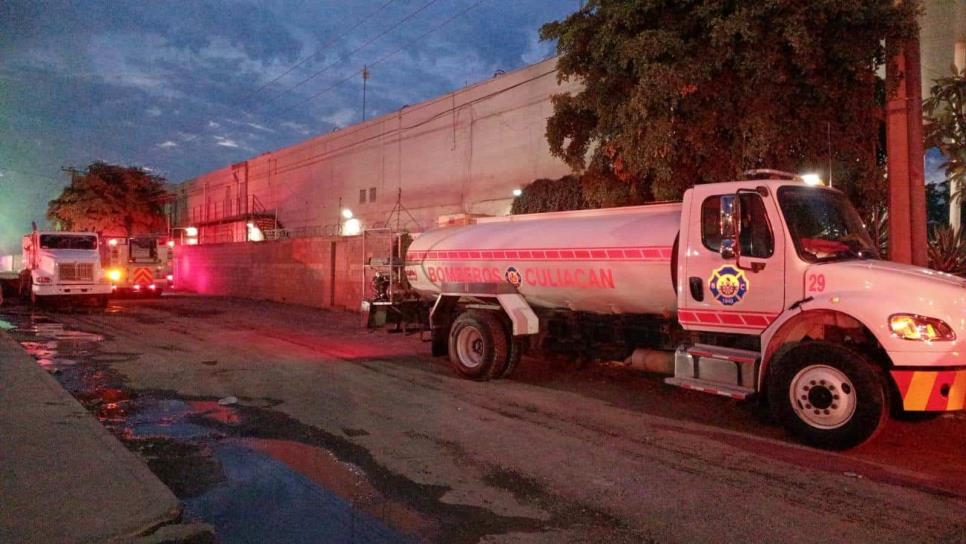 Se incendia el área de carga de supermercado de Culiacán en el sector del Valle