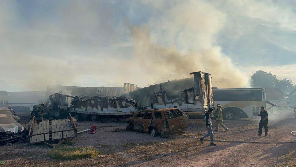 Fuego consume cinco tráileres y un camión de pasajeros en la pensión Federal de Ahome