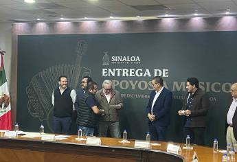 Rubén Rocha Moya entrega cheques a músicos de Culiacán