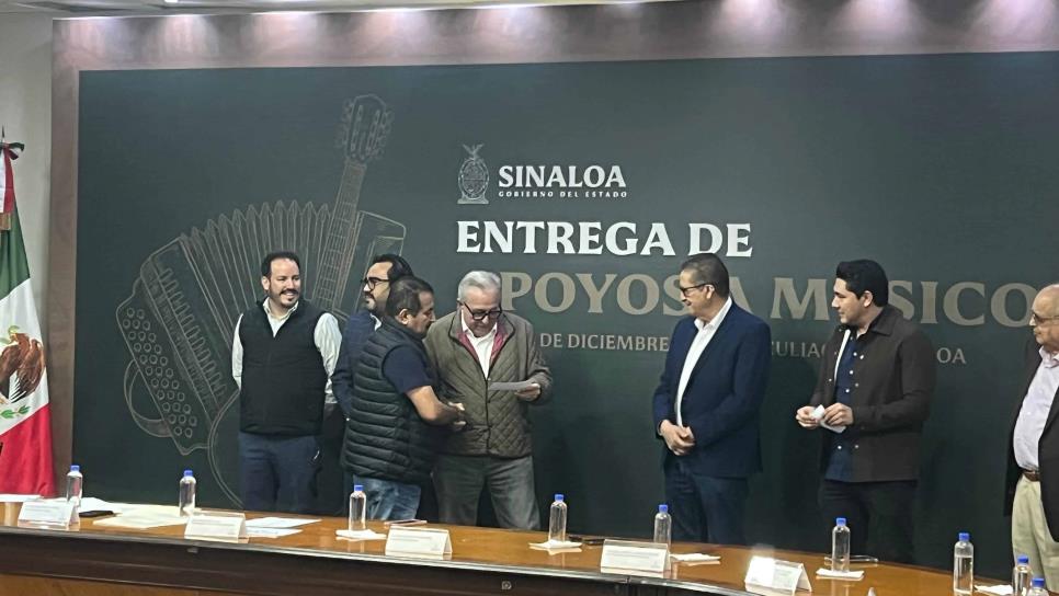 Rubén Rocha Moya entrega cheques a músicos de Culiacán