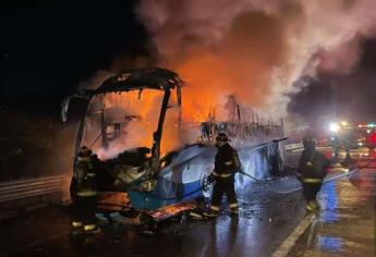 Se incendia autobús que transportaba jornaleros agrícolas en el Libramiento Villa Unión-Mazatlán