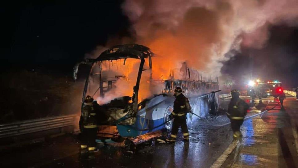 Se incendia autobús que transportaba jornaleros agrícolas en el Libramiento Villa Unión-Mazatlán