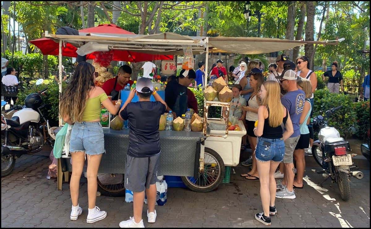 Mazatlán luce lleno de turistas con la llegada de cerda de 8 mil personas a bordo de cruceros
