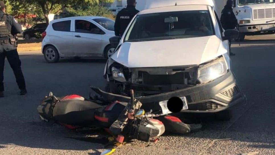 Chofer de camioneta manda al hospital a motociclista tras chocarle en Mazatlán