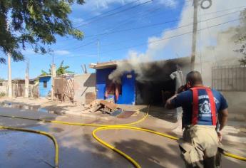 Presunto cortocircuito incendia una casa en la colonia Siglo 21 de Los Mochis