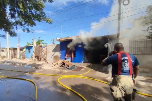 Presunto cortocircuito incendia una casa en la colonia Siglo 21 de Los Mochis